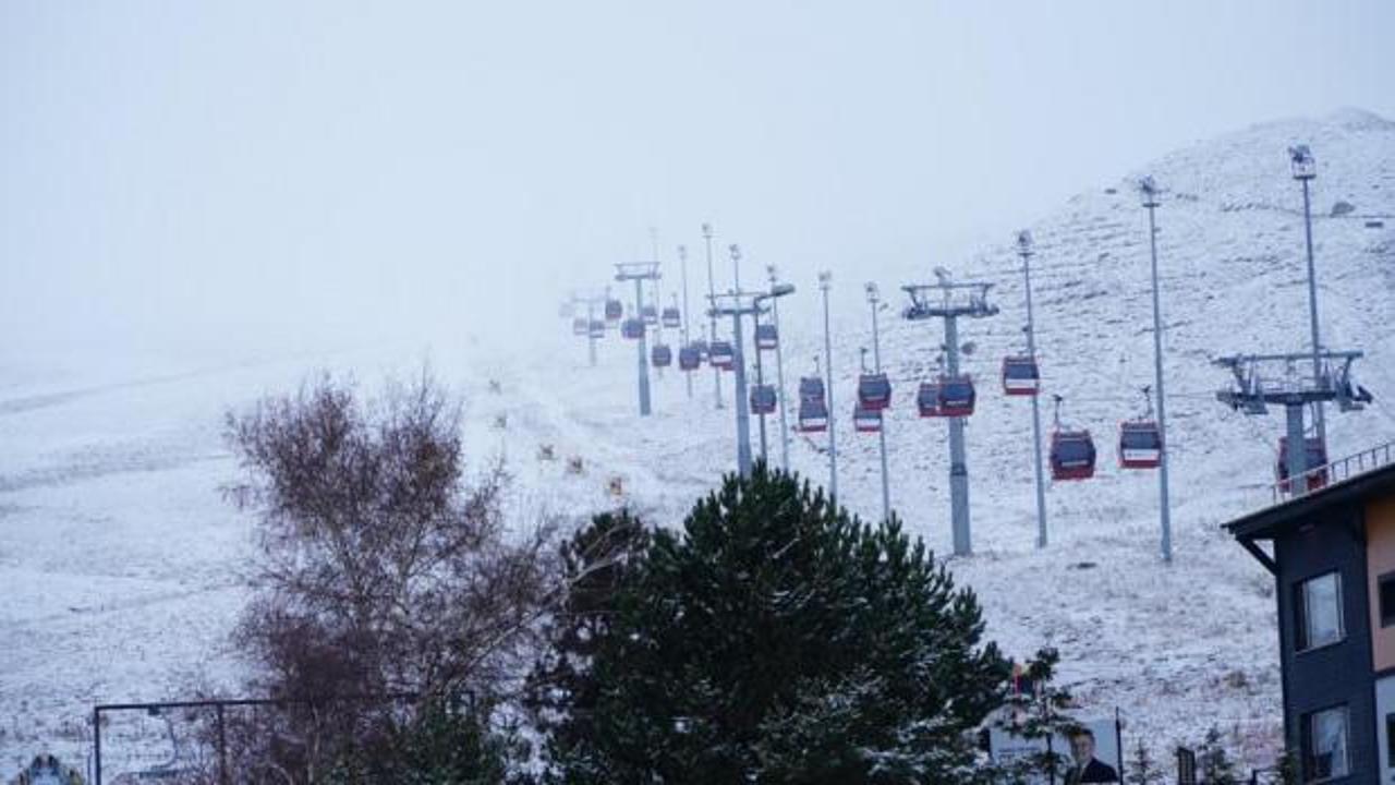 Erciyes'te yoğun kar yağışı! Beyaza b&uuml;r&uuml;nd&uuml;! 