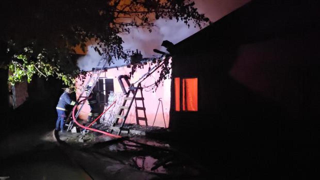 Erzincan'da korkutan yangın! Mahsur kalan 2'si &ccedil;ocuk 4 kişi kurtarıldı