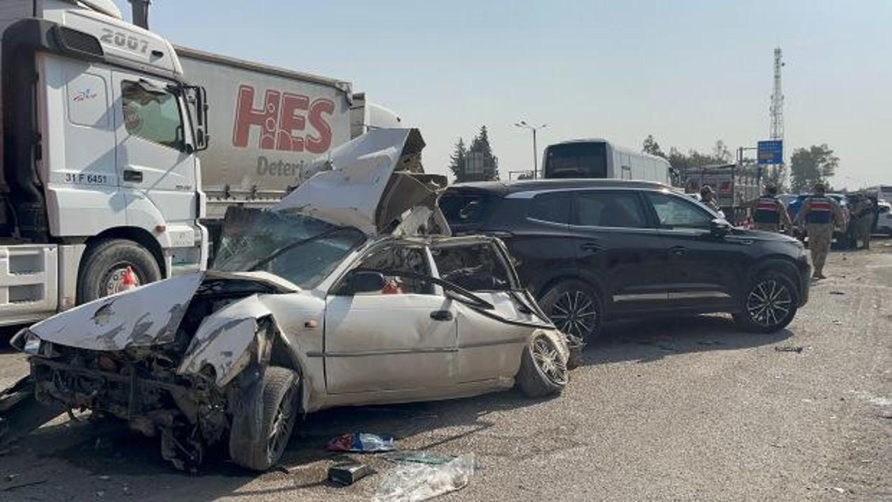 Hatay&rsquo;da kamyon dehşeti: Kırmızı ışıkta bekleyen 6 araca &ccedil;arptı, yaralılar var