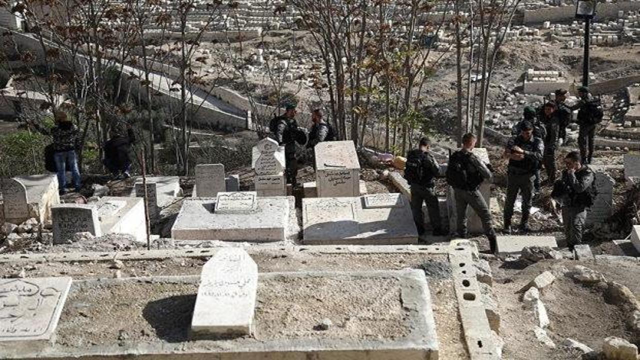 İsrailliler Kudüs’teki Müslüman mezarlarına saldırdı