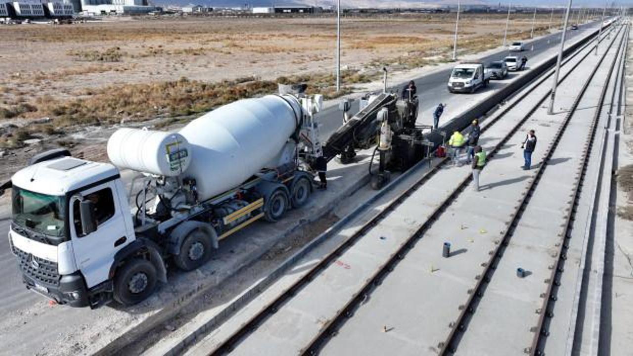 Konya Büyükşehir, tramvay hattı inşaatında trafiği kapatmadan bariyer yapıyor