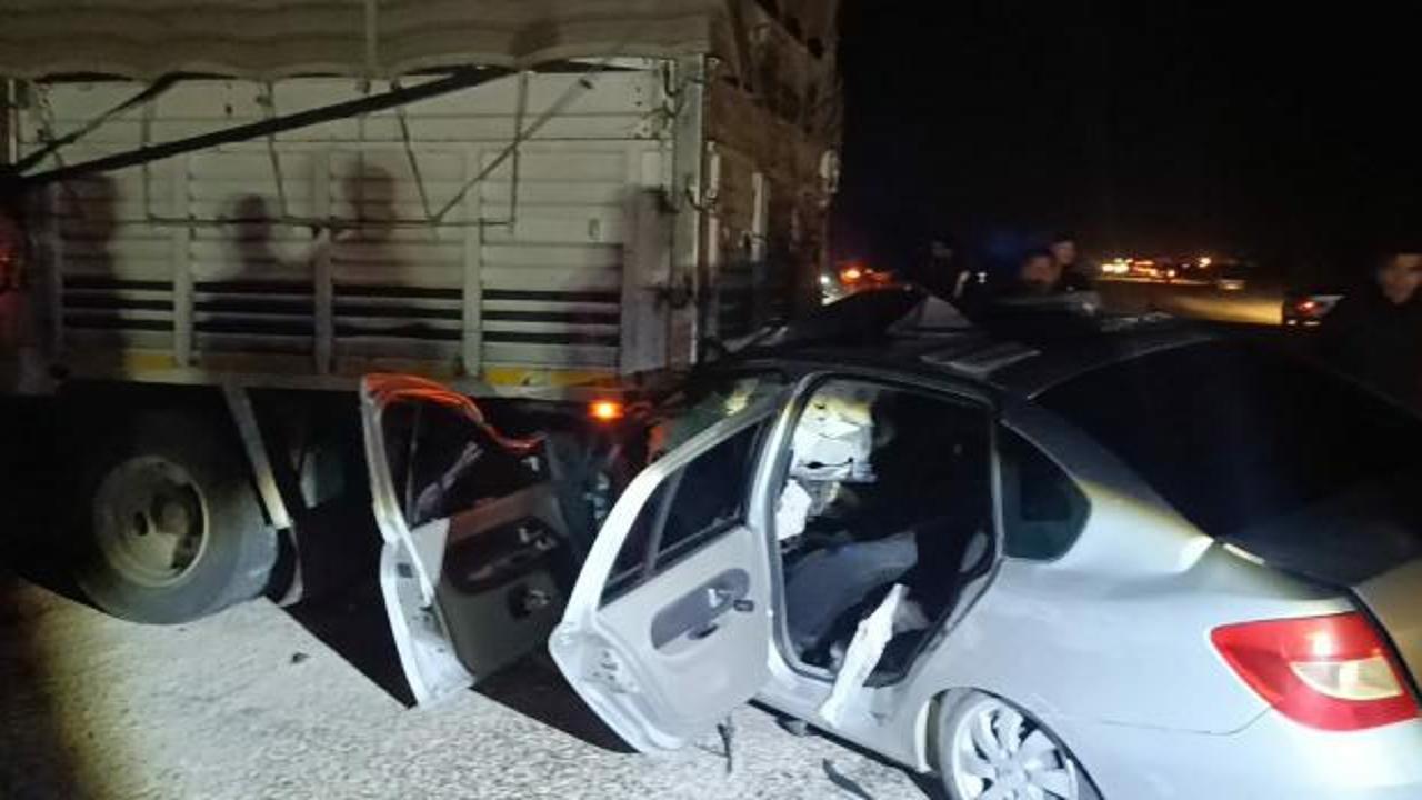 Otomobil, kamyona arkadan çarptı: 2 yaralı