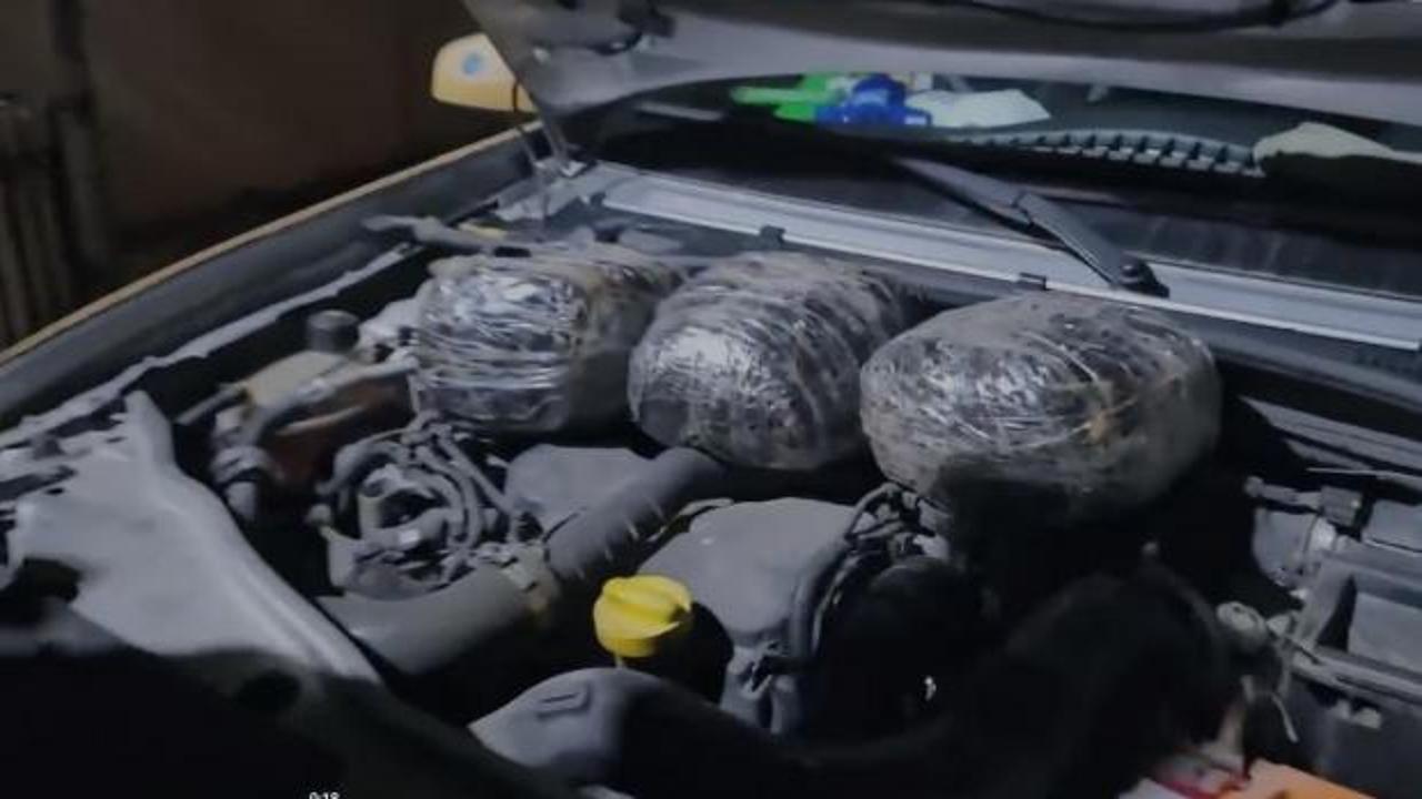 Otomobilin kaputunun altında 3 kilo skunk ele geçirildi