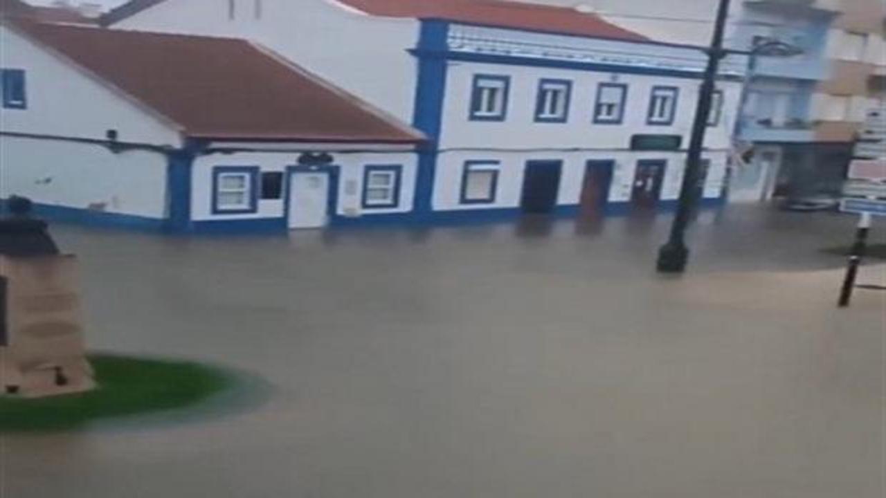 Portekiz'de sel felaketi! &Ouml;l&uuml;ler var