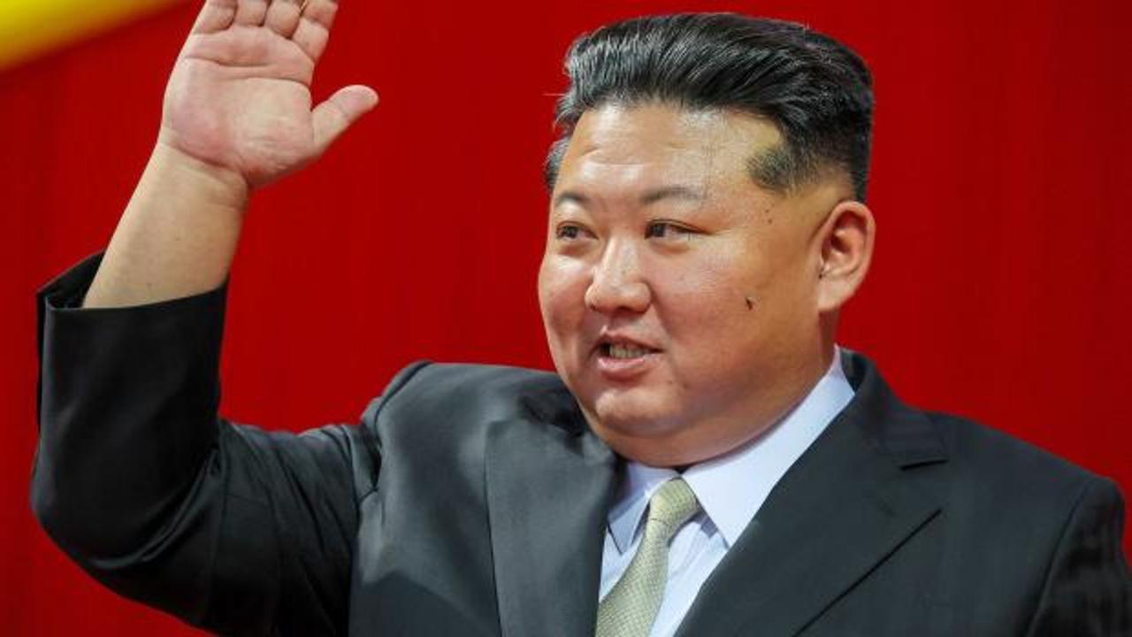 Premier Lig Kuzey Kore'ye geliyor: Ma&ccedil;ı anlatan spiker lideri &ouml;vmek zorunda