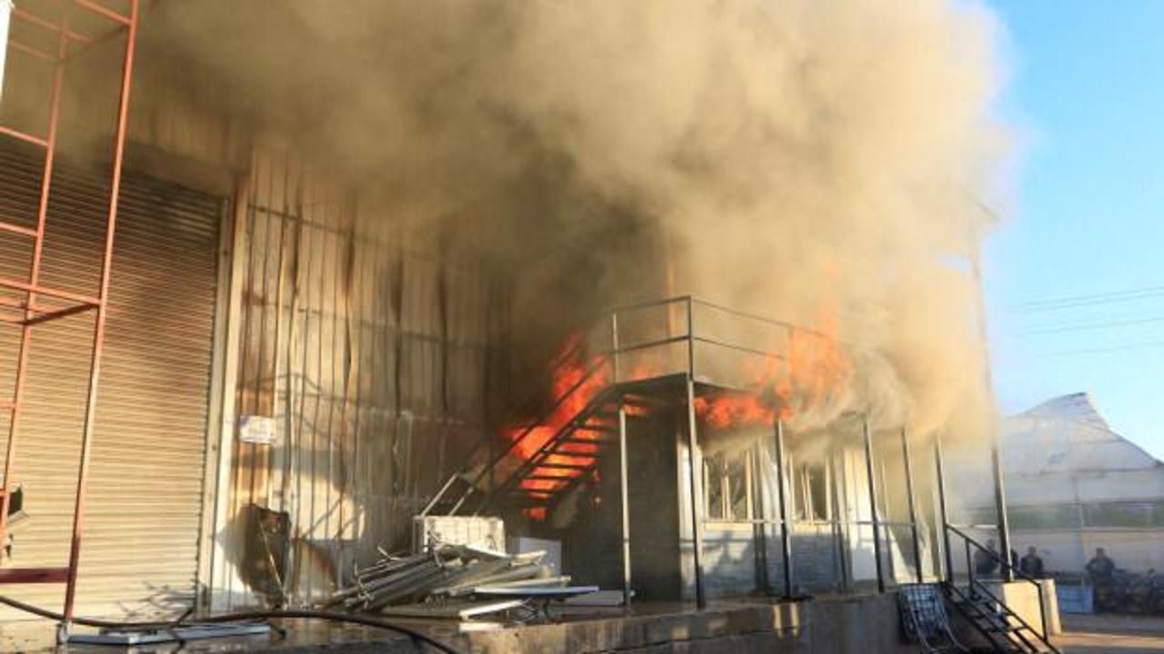 Sandalye üretim atölyesi alev alev yandı