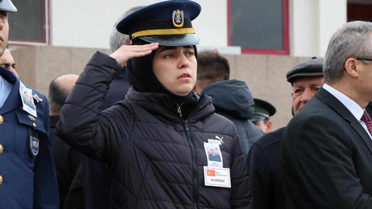 Şehit ağabeyinin cenazesini, asker selamıyla karşıladı