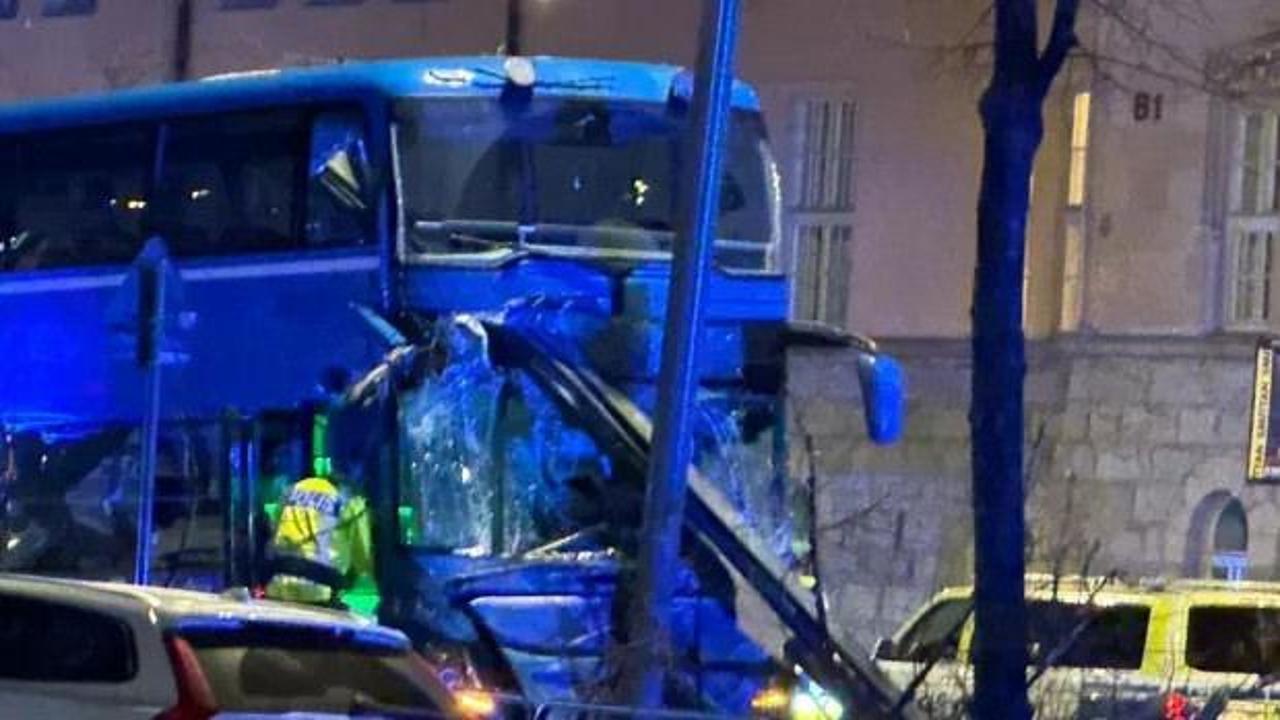 Stockholm'de otob&uuml;s durağa daldı: &Ouml;l&uuml;ler ve yaralılar var!