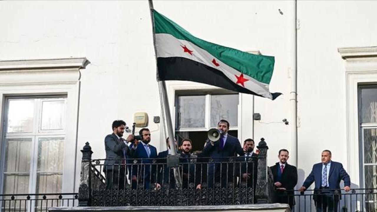 Suriye bayrağı, Londra'da göndere çekildi