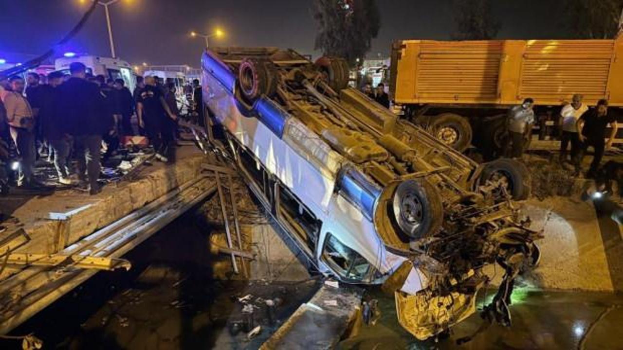 Tarsus’ta yolcu minibüsü ile otomobil çarpıştı: 10 yaralı