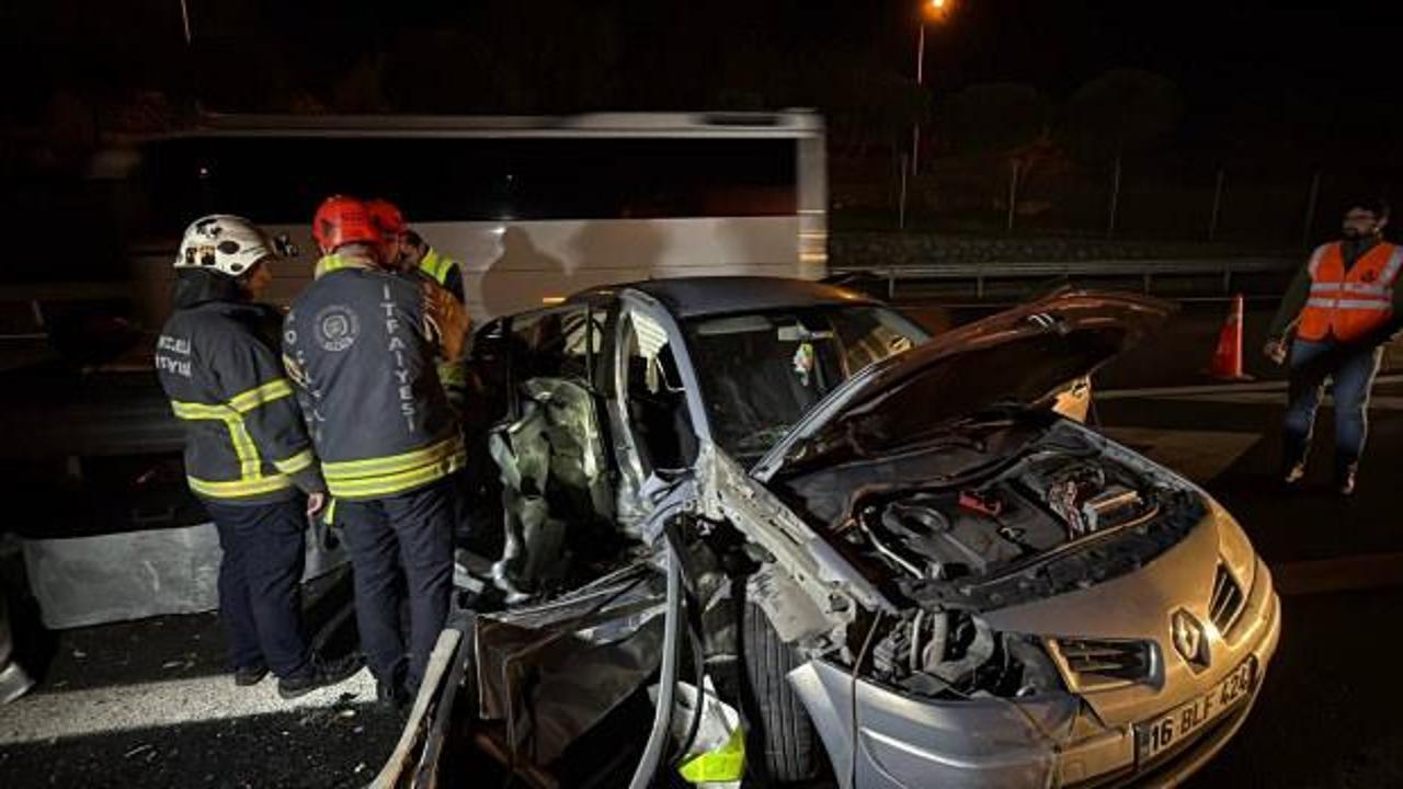 Tırın &ccedil;arptığı otomobil hurdaya d&ouml;nd&uuml;! S&uuml;r&uuml;c&uuml; kayıplara karıştı