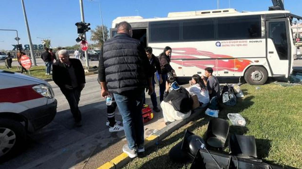 Antalya'da midib&uuml;s ile otomobilin &ccedil;arpıştığı kazada 4 kişi yaralandı