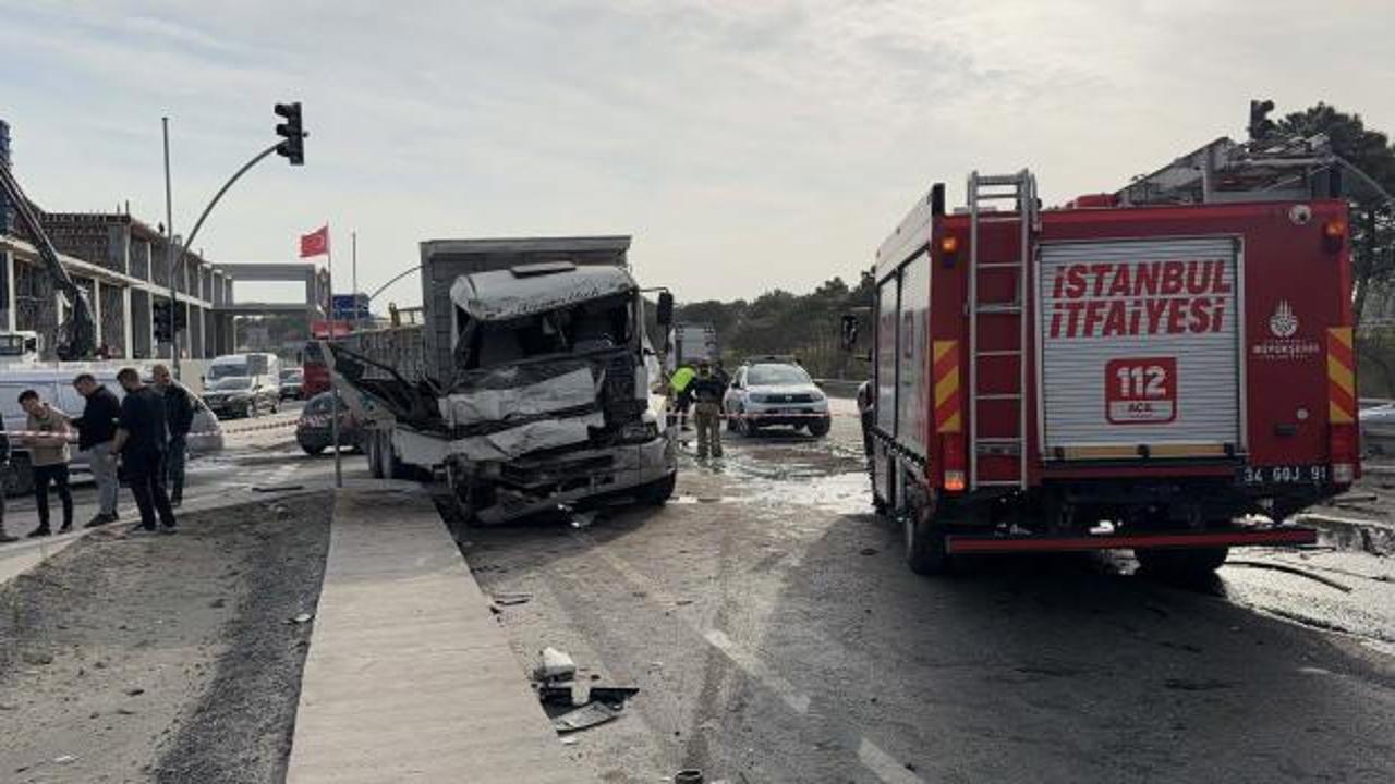 Arnavutk&ouml;y'de iki kamyon kafa kafaya &ccedil;arpıştı! B&ouml;lgeye &ccedil;ok sayıda ekip sevk ediliyor