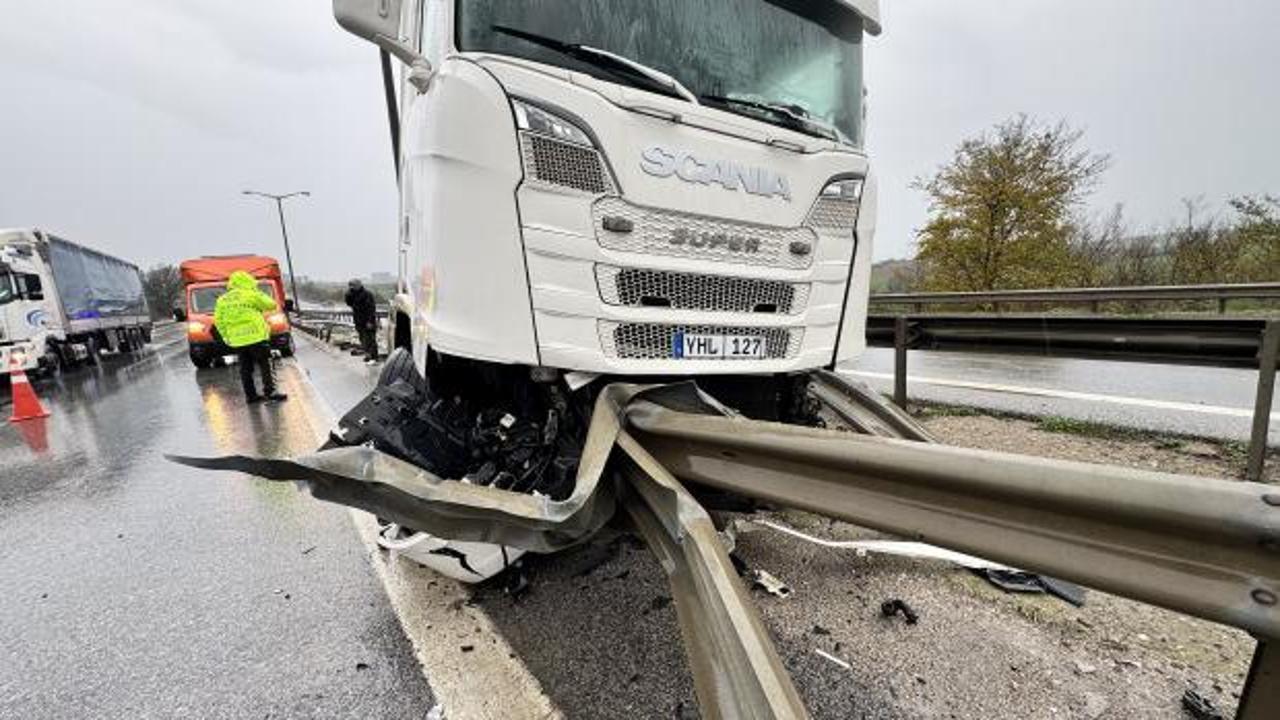 Bariyerlere &ccedil;arpan tırın s&uuml;r&uuml;c&uuml;s&uuml; kazadan yara almadan kurtuldu