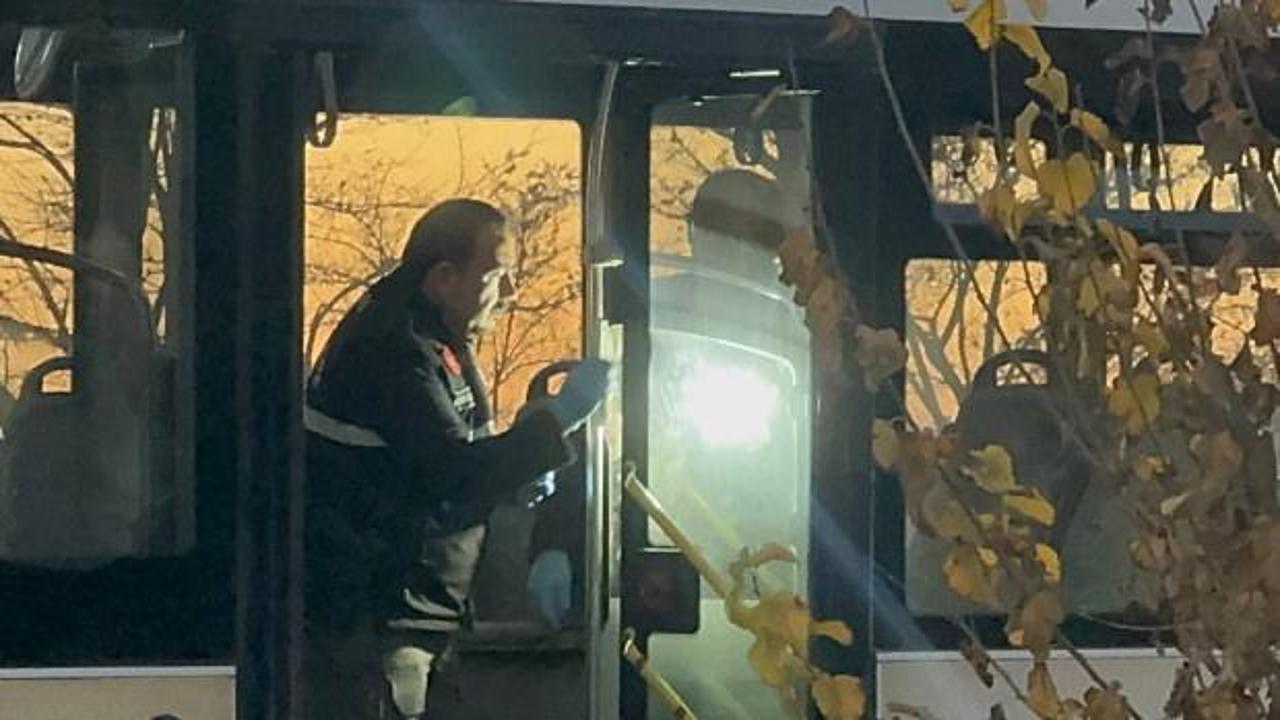 Belediye otobüsünde dehşet! Eşinin gözleri önünde bıçaklandı