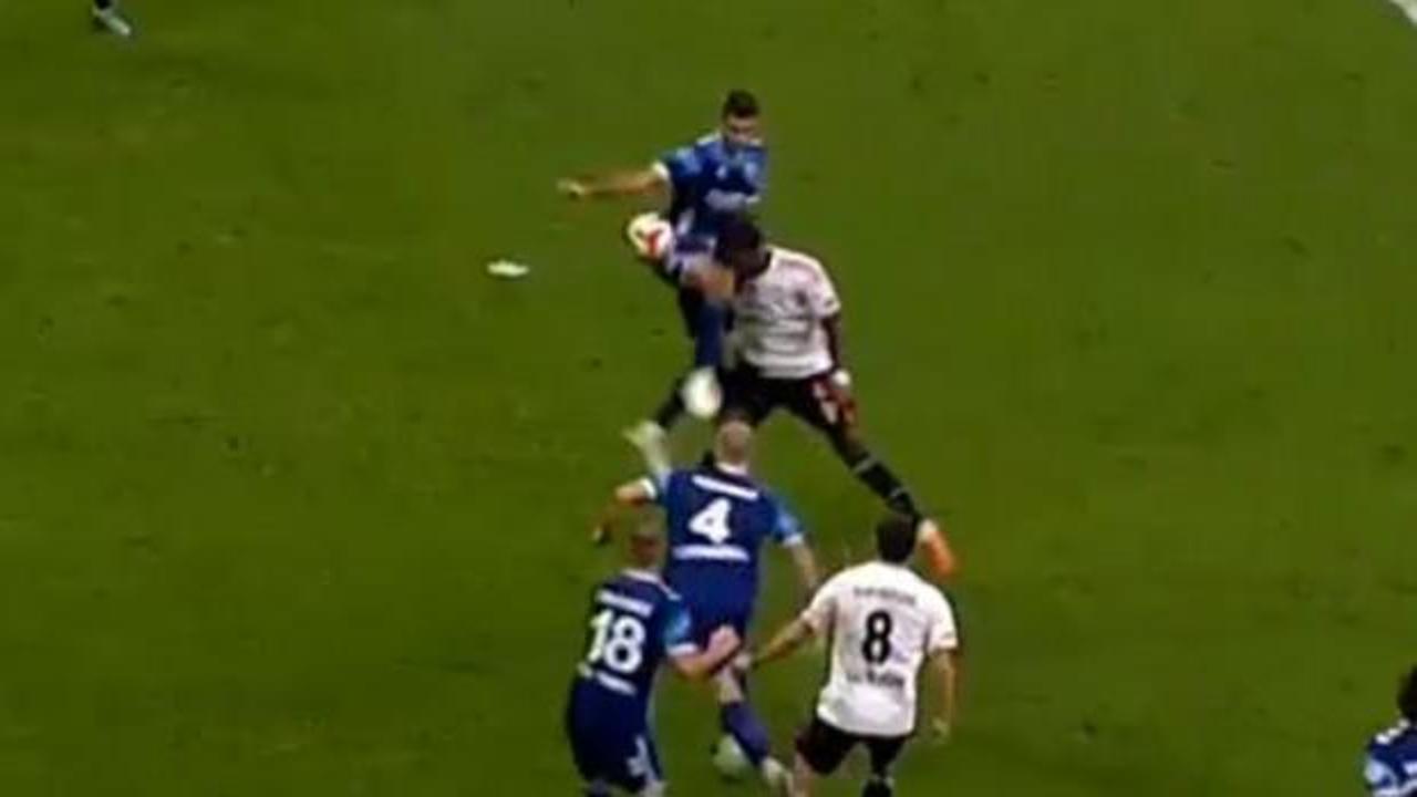 Beşiktaş penaltı bekledi! VAR'da 4 dakika pozisyonu izleyen hakem kararından dönmedi