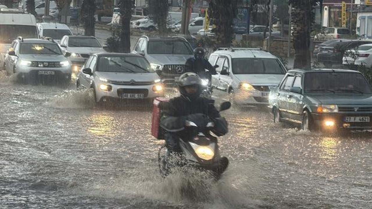 Ünlü tatil beldesinde sağanak kabusu! Tıkanan mazgallar taştı, trafik kilitlendi