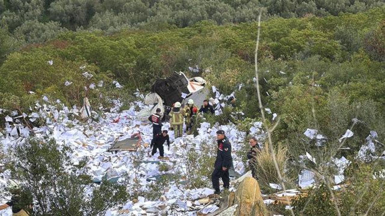 Bursa'da feci kaza! Kağıt y&uuml;kl&uuml; TIR, u&ccedil;urumdan yuvarlandı: 2 &ouml;l&uuml;