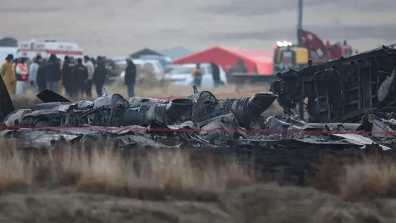 D&uuml;şen askeri u&ccedil;ağın enkazı T&uuml;rkiye'de! Sır perdesi aralanıyor, karakutuda inceleme başladı