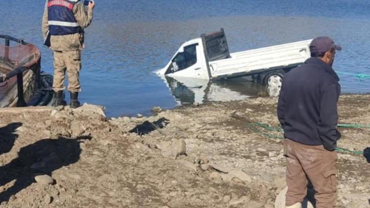 El freni &ccedil;ekilmeyen kamyonet baraj g&ouml;l&uuml;ne d&uuml;şt&uuml;: 1 &ouml;l&uuml;