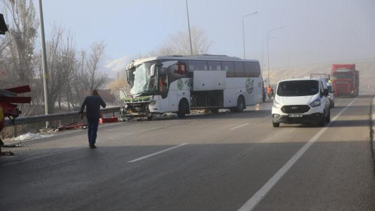 Erzurum'da yolcu otob&uuml;s&uuml; ile tır &ccedil;arpıştı: Kazada 11 kişi yaralandı