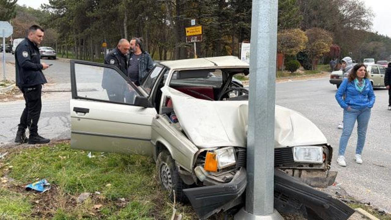 Eskişehir'de iki otomobil &ccedil;arpıştı: Kazada 2 kişi yaralandı