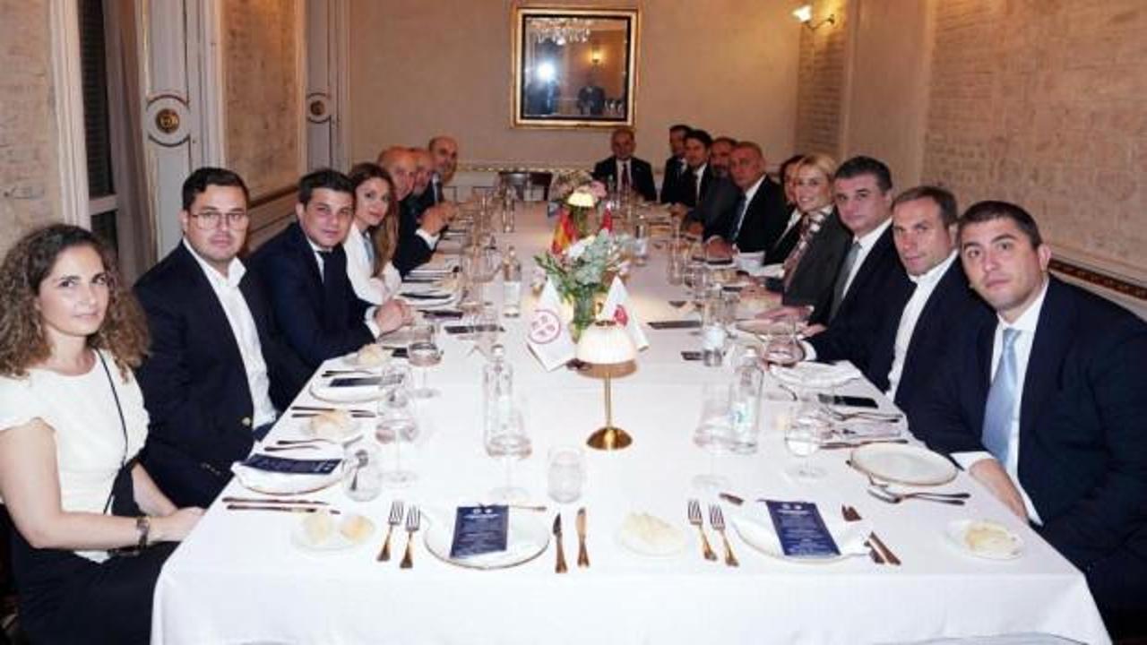 İspanya ve Türkiye heyetleri resmi maç yemeğinde bir araya geldi