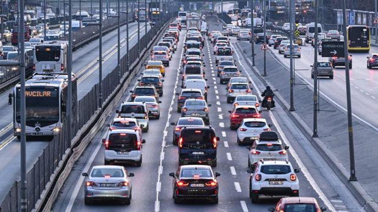 İstanbul'da ara tatilin ardından ikinci iş g&uuml;n&uuml;nde trafik yoğunluğu