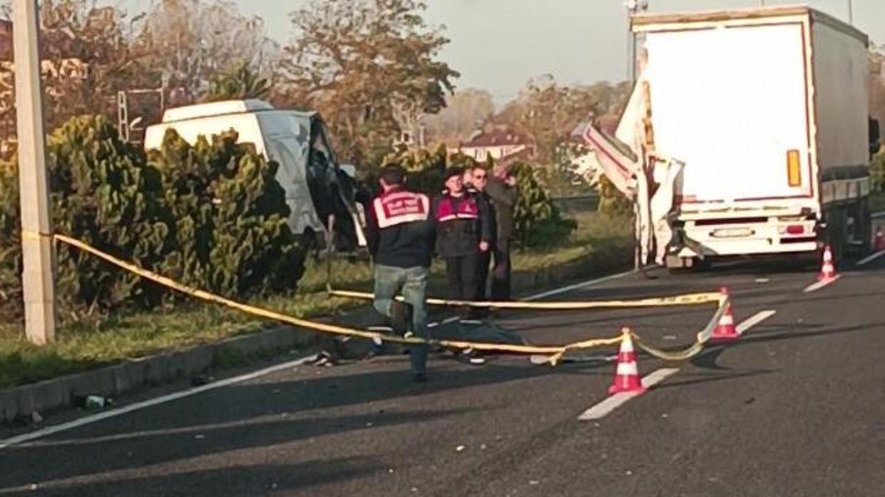 Tırın römorkuna çarpan minibüsteki 1 kişi öldü, 2 kişi de yaralandı