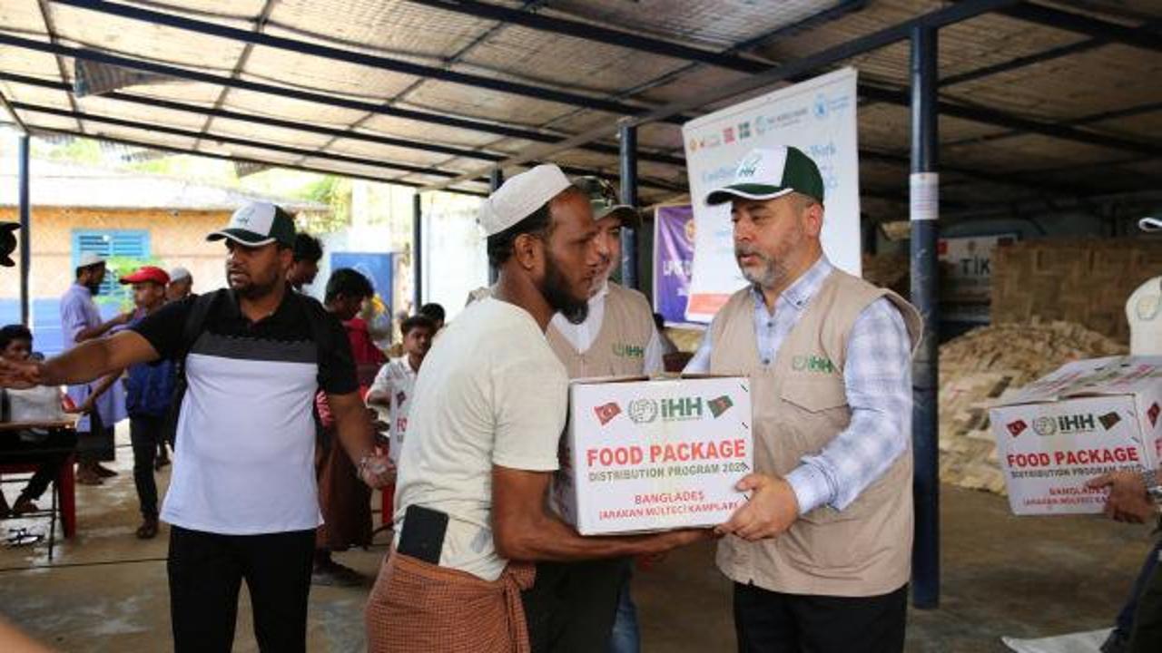 T&uuml;rkiye&rsquo;den Arakanlı m&uuml;ltecilere yardım: 350 aileye kumanya dağıtıldı