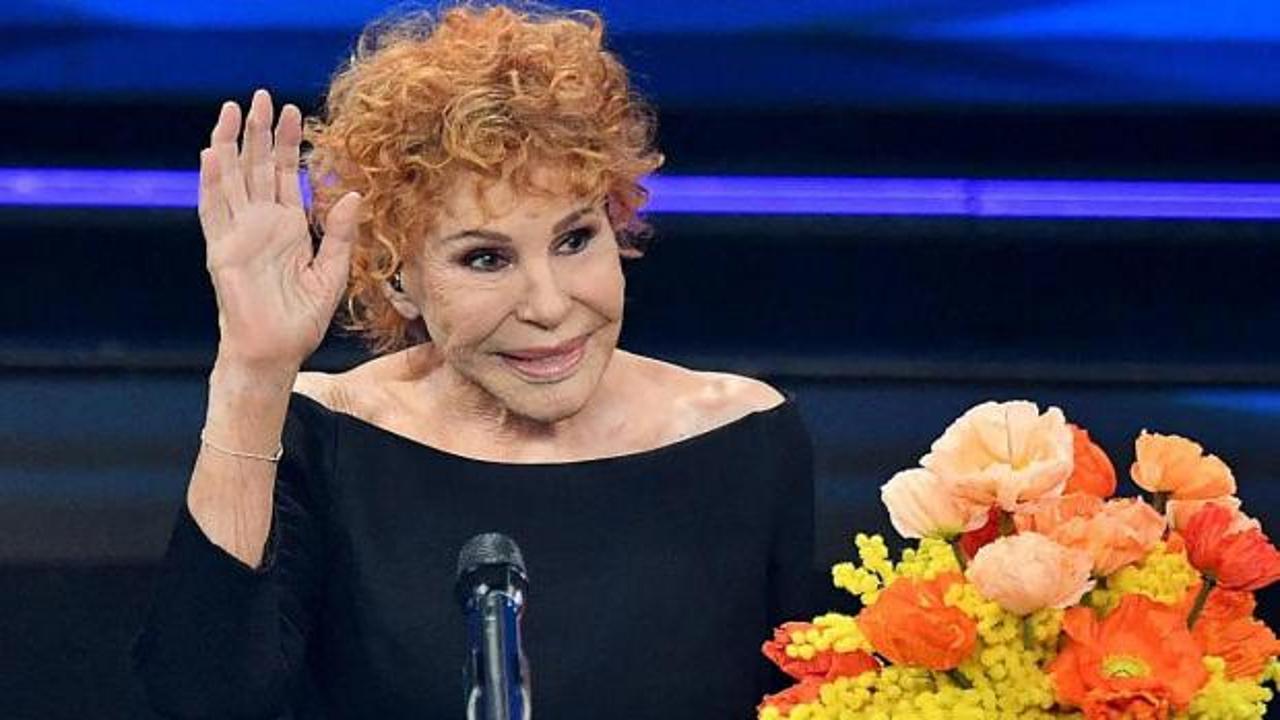 &Uuml;nl&uuml; şarkıcı hayatını kaybetti