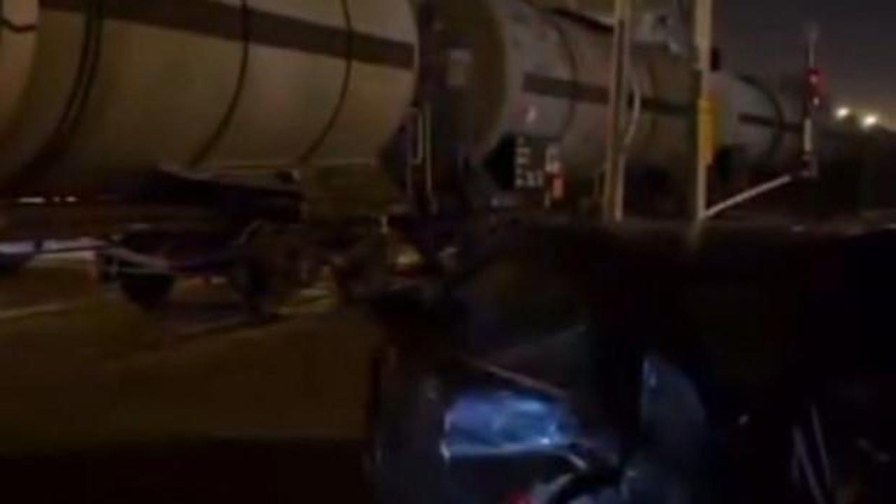 Yük treni, hemzemin geçitte otomobile çarptı; sürücü kaçtı