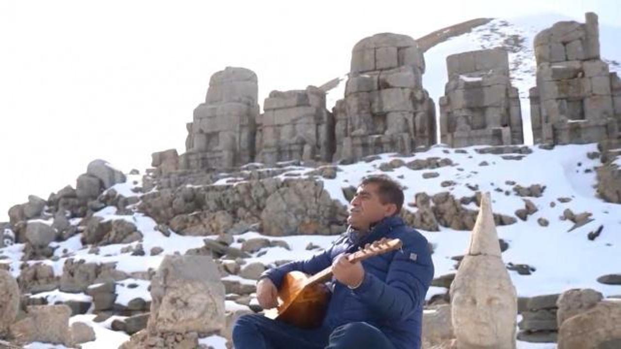 T&uuml;rk&uuml;c&uuml; Aydın Aydın, yapay zekaya karşı sazını par&ccedil;aladı! "Emeğimizi bir tıkla &ccedil;aldın" 