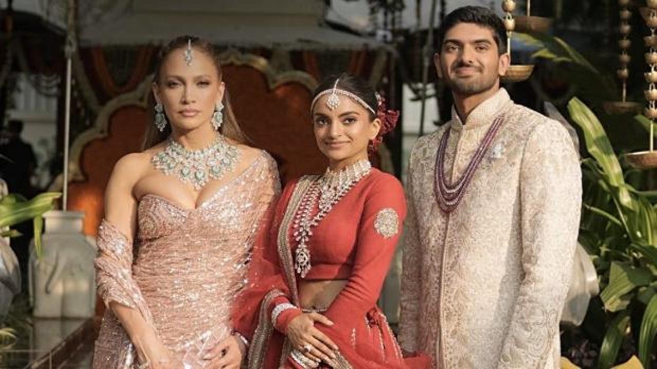 Lopez, Hint düğününde iki şarkı söyledi; dudak uçuklatan parayı cebe attı