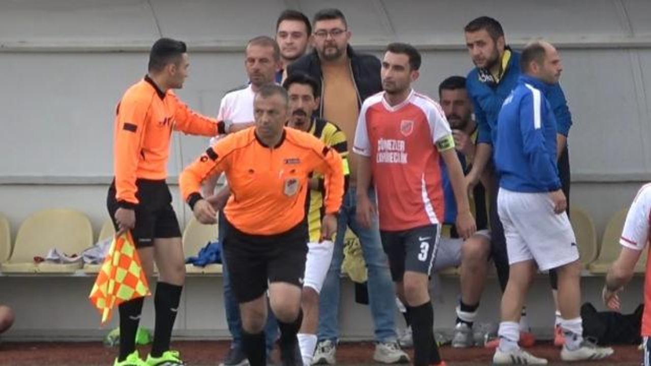Amat&ouml;r ma&ccedil;ta futbolcunun dili boğazına ka&ccedil;tı: Hakem can kurtardı