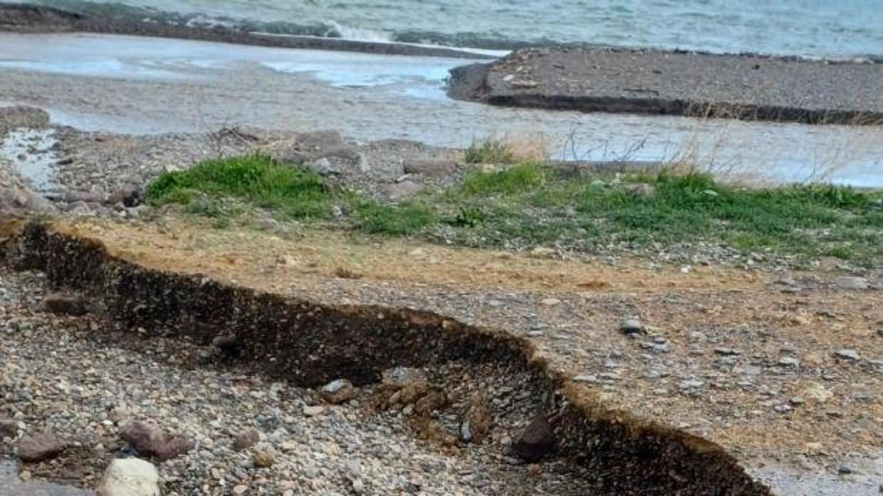 Çanakkale'de sağanak yağış: Sahil yolu kapandı!