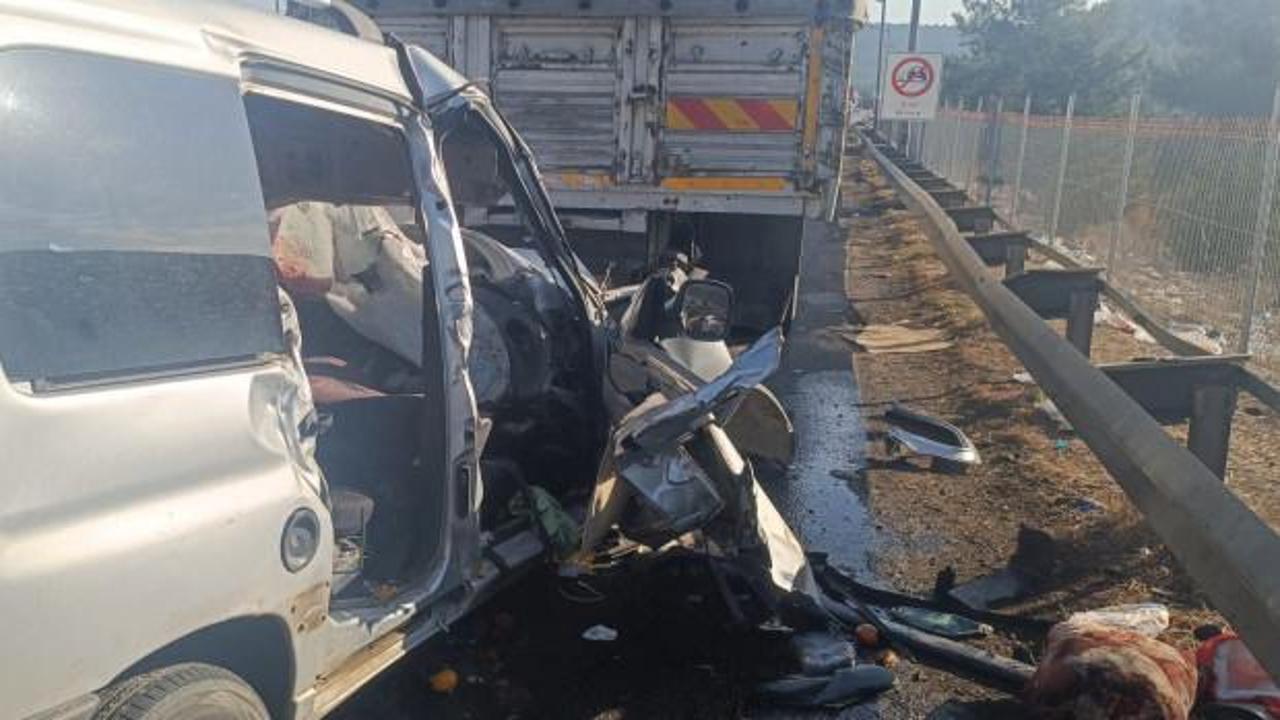 Feci kaza: Park halindeki kamyona çarptı: 3 kişi hayatını kaybetti