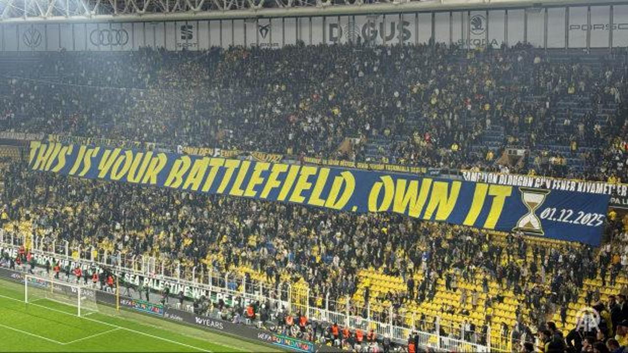 Fenerbahçe taraftarından futbolculara Galatasaray mesajı! Tribünde gündem olan pankart