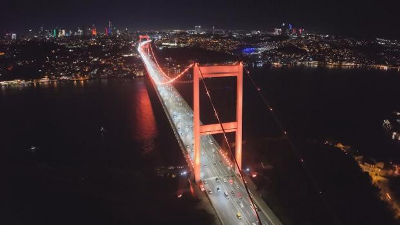 FSM Köprüsü ve Galata Kulesi turuncu renkle ışıklandırıldı