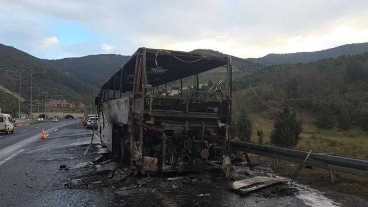 İstanbul-İzmir Otoyolu'nda yanan otobüs kullanılamaz hale geldi