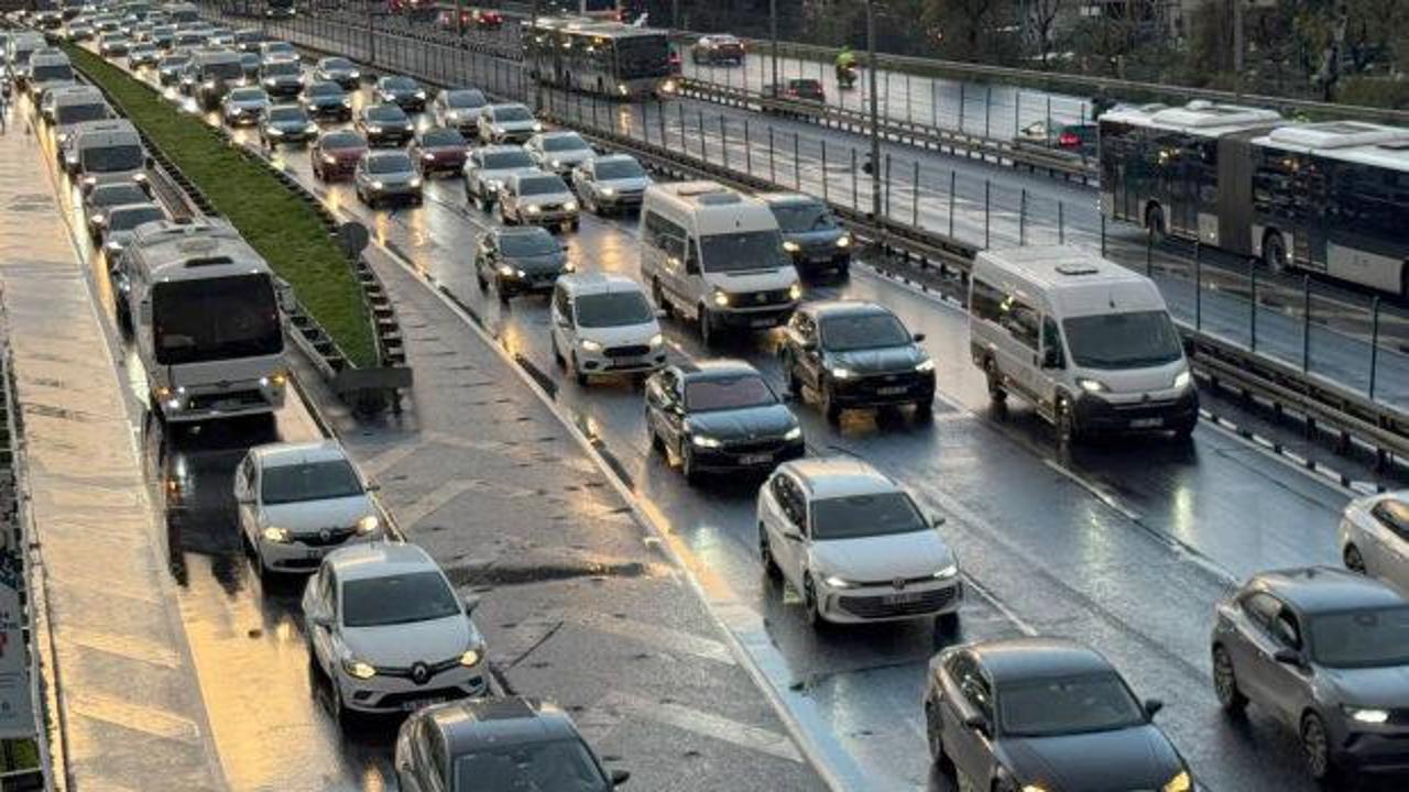 İstanbul'da trafik yoğunluğu y&uuml;zde 90'a ulaştı!