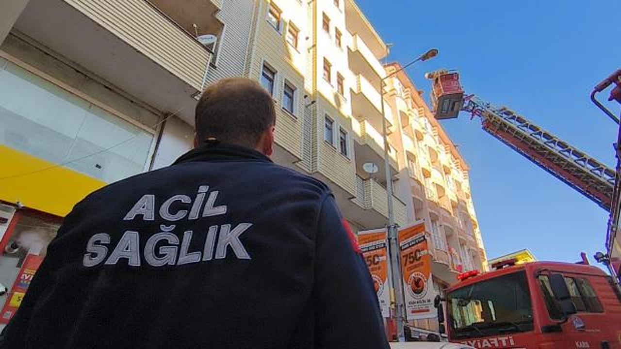 Kars'ta 6 katlı binada yangın; 1'i çocuk 3 kişi dumandan etkilendi