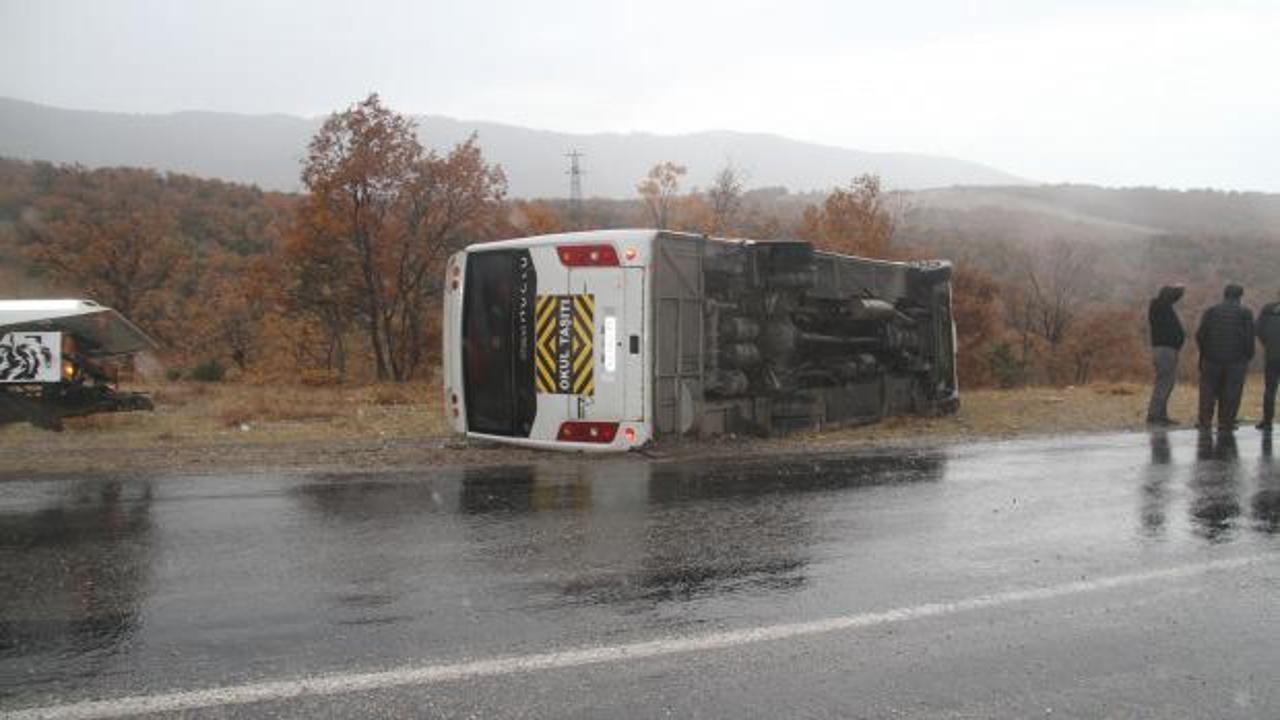 Konya'da &ouml;ğrenci servisi devrildi! &Ccedil;ok sayıda yaralı var