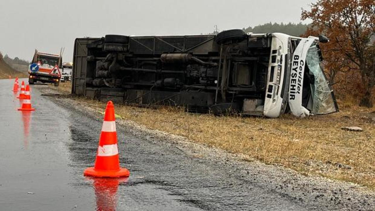 Okul servisi devrildi! 28'i &ouml;ğrenci 29 yaralı