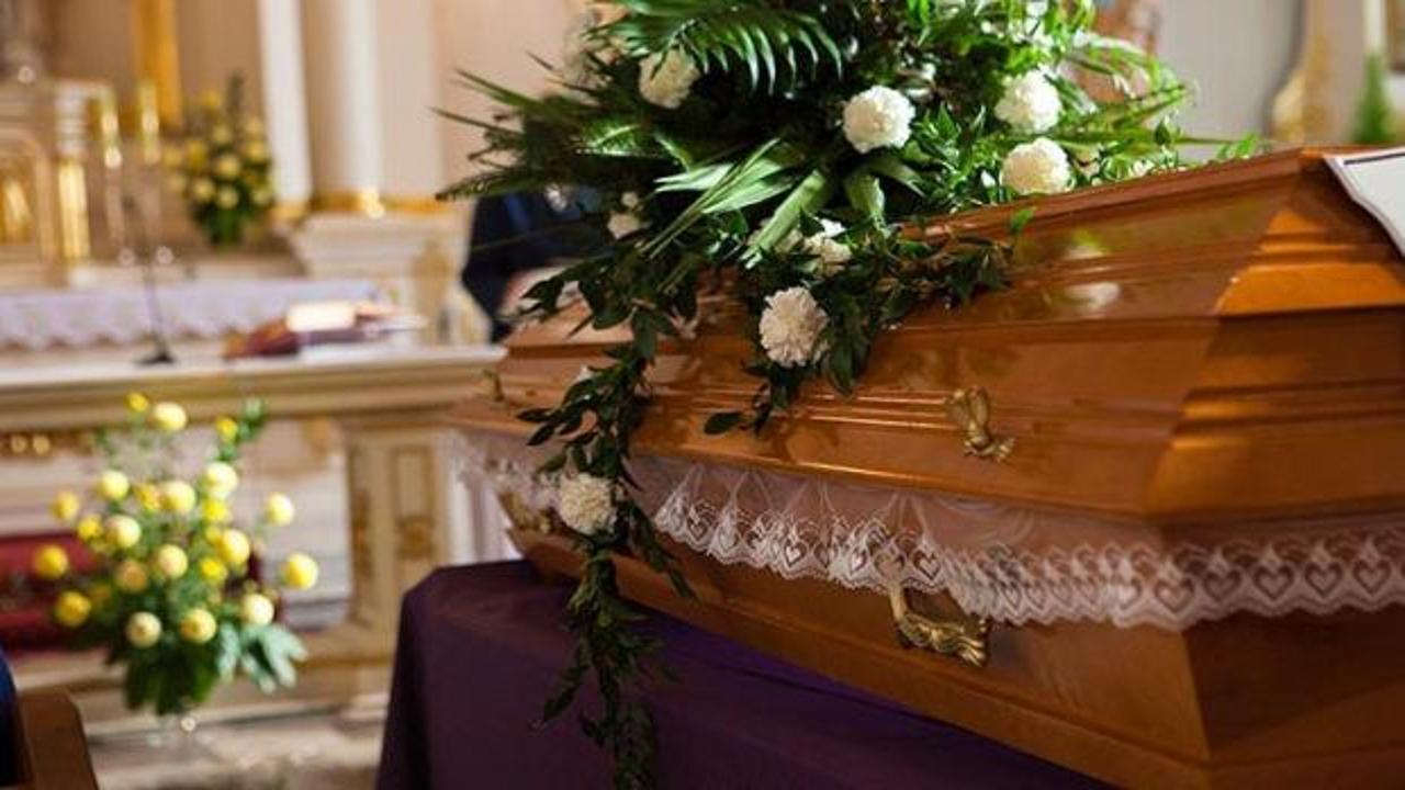 &Ouml;ld&uuml; sanıp tapınağa getirdiler! Tabuttan gelen sesle cenaze durdu!  