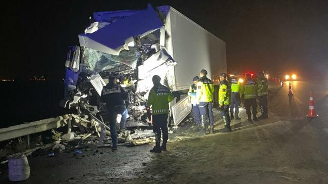TIR, emniyet şeridinde park halindeki otobüse çarptı: Çok sayıda yaralı var!