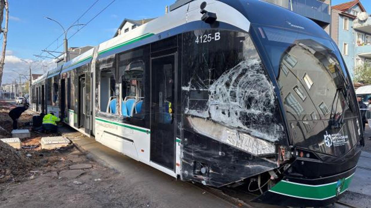 Tramvay ile &ccedil;&ouml;p kamyonu &ccedil;arpıştı: 3 yaralı
