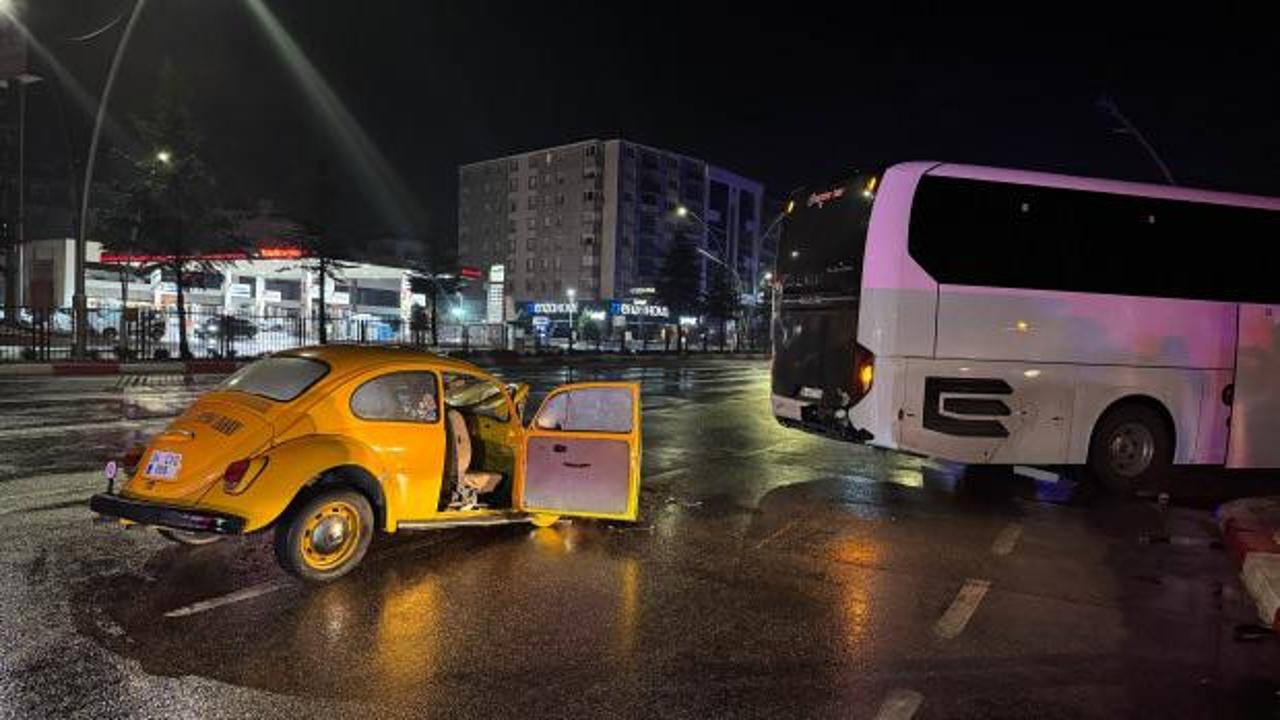 Uşak'ta otobüse arkadan çarpan otomobildeki 3 kişi yaralandı