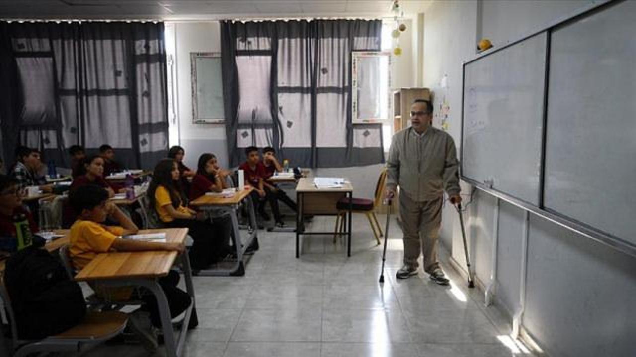 Yanlış iğneyle engelli kalan Veli öğretmen 22 yıldır azmiyle öğrencilerine örnek oluyor