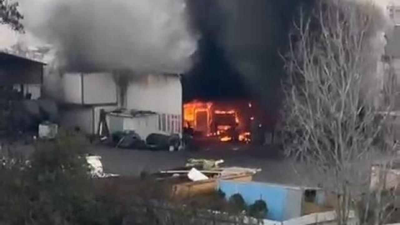 Arnavutköy'de TIR tamirhanesinde yangın
